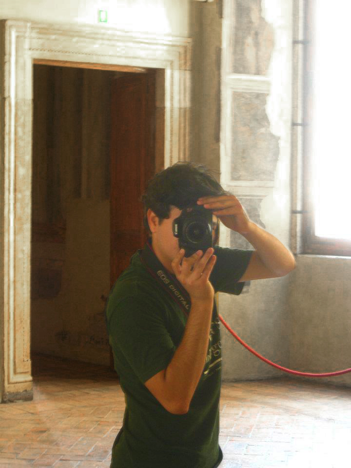 8l-Student-taking-pictures-in-Palazzo-Altemps